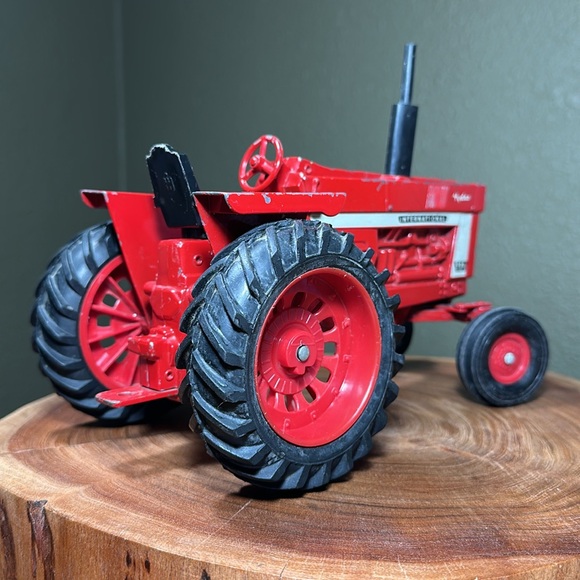 ERTL Vintage Farmall International Harvester 966 - 1/16 scale - Picture 11 of 17